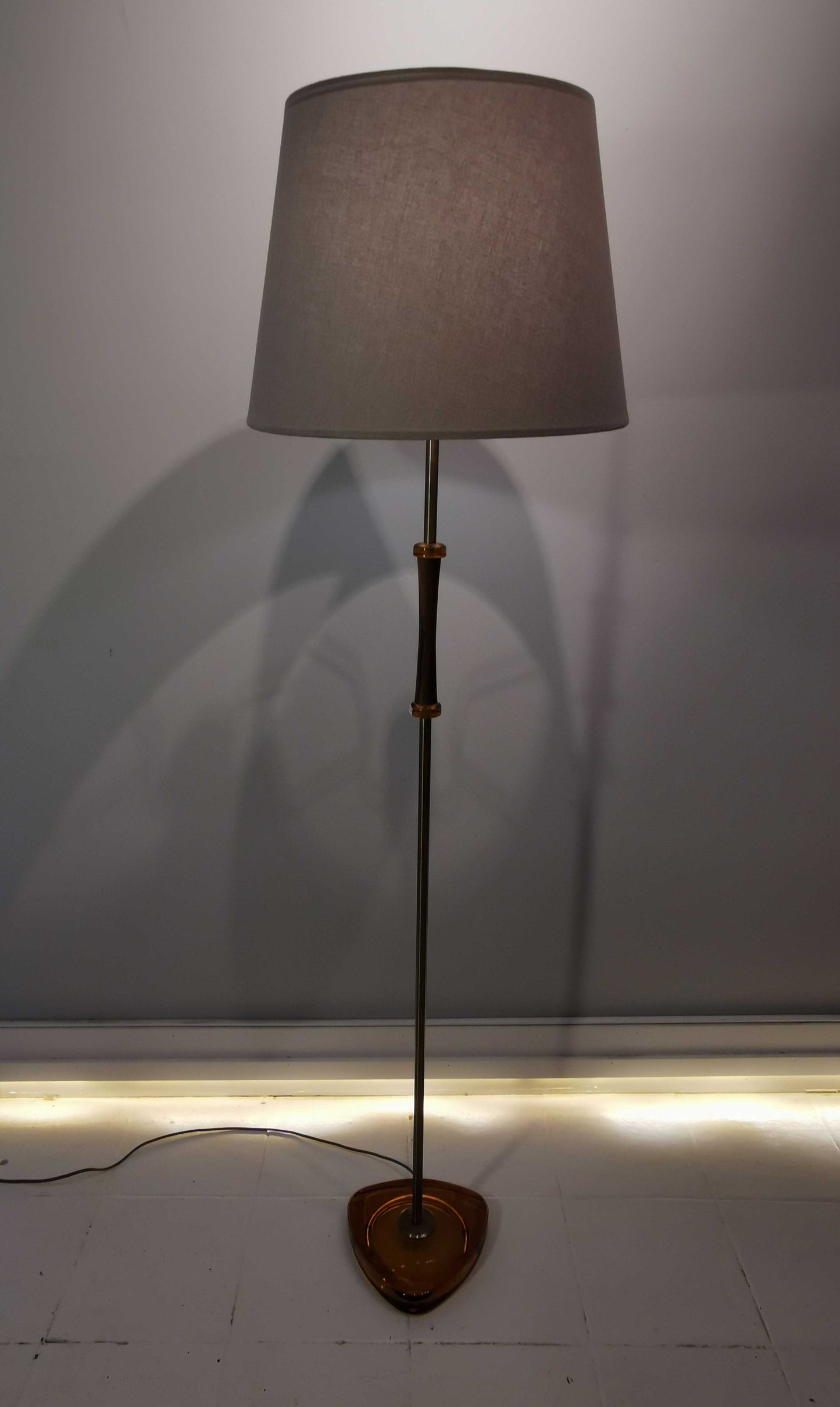 Lampara de pie sueca de cristal y palisandro.