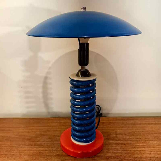 Lámpara azul de muelle con base roja