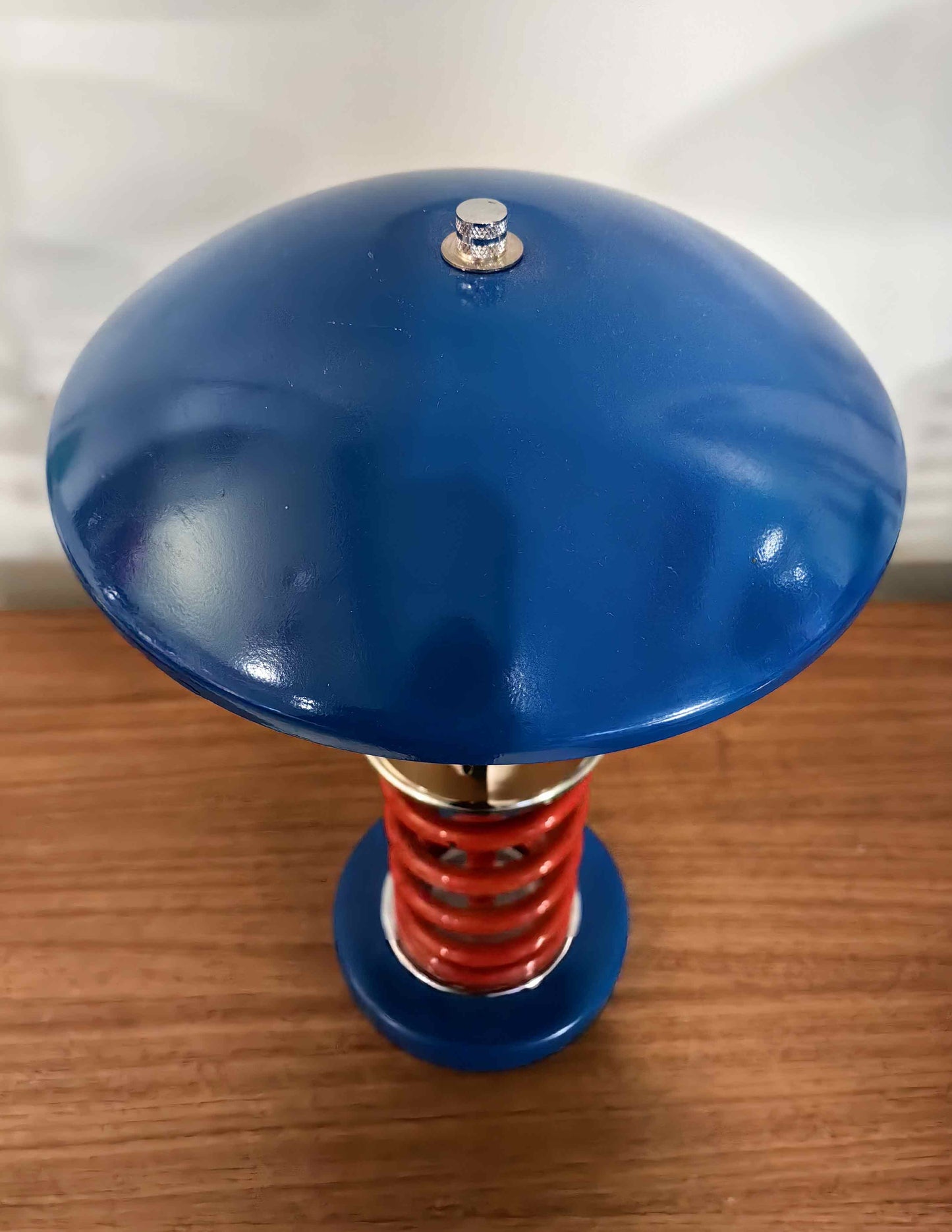 Lámpara azul de muelle rojo.