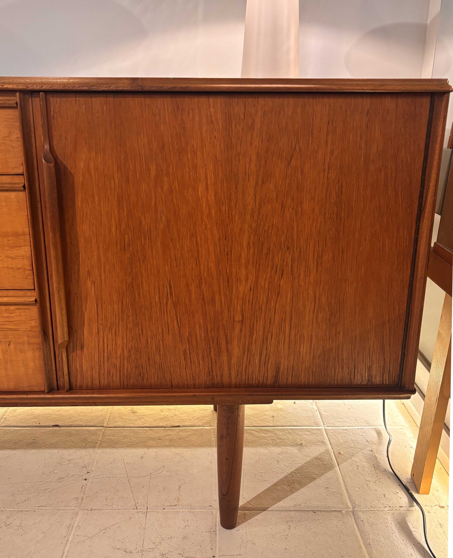 Aparador de teca inglés, año 1962