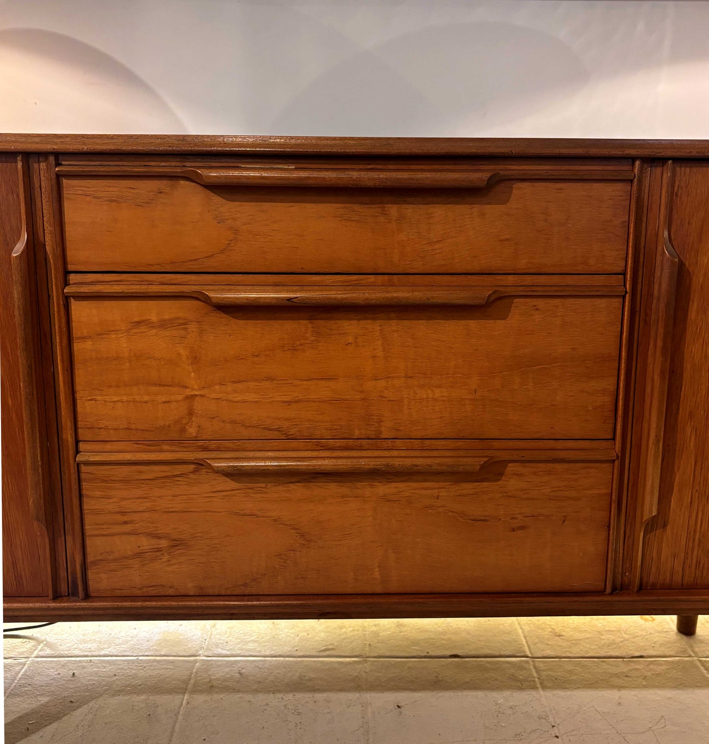 Aparador de teca inglés, año 1962