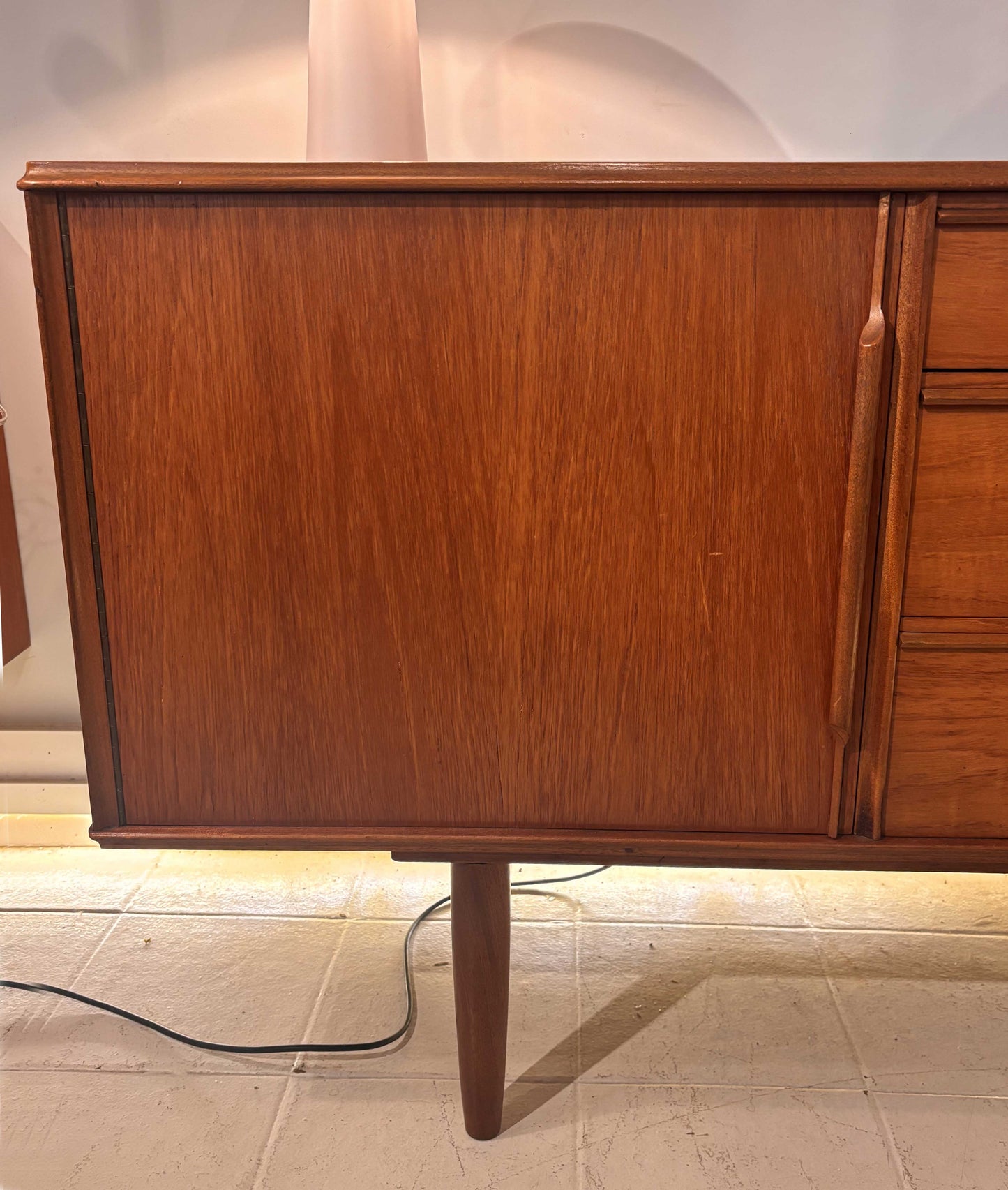 Aparador de teca inglés, año 1962