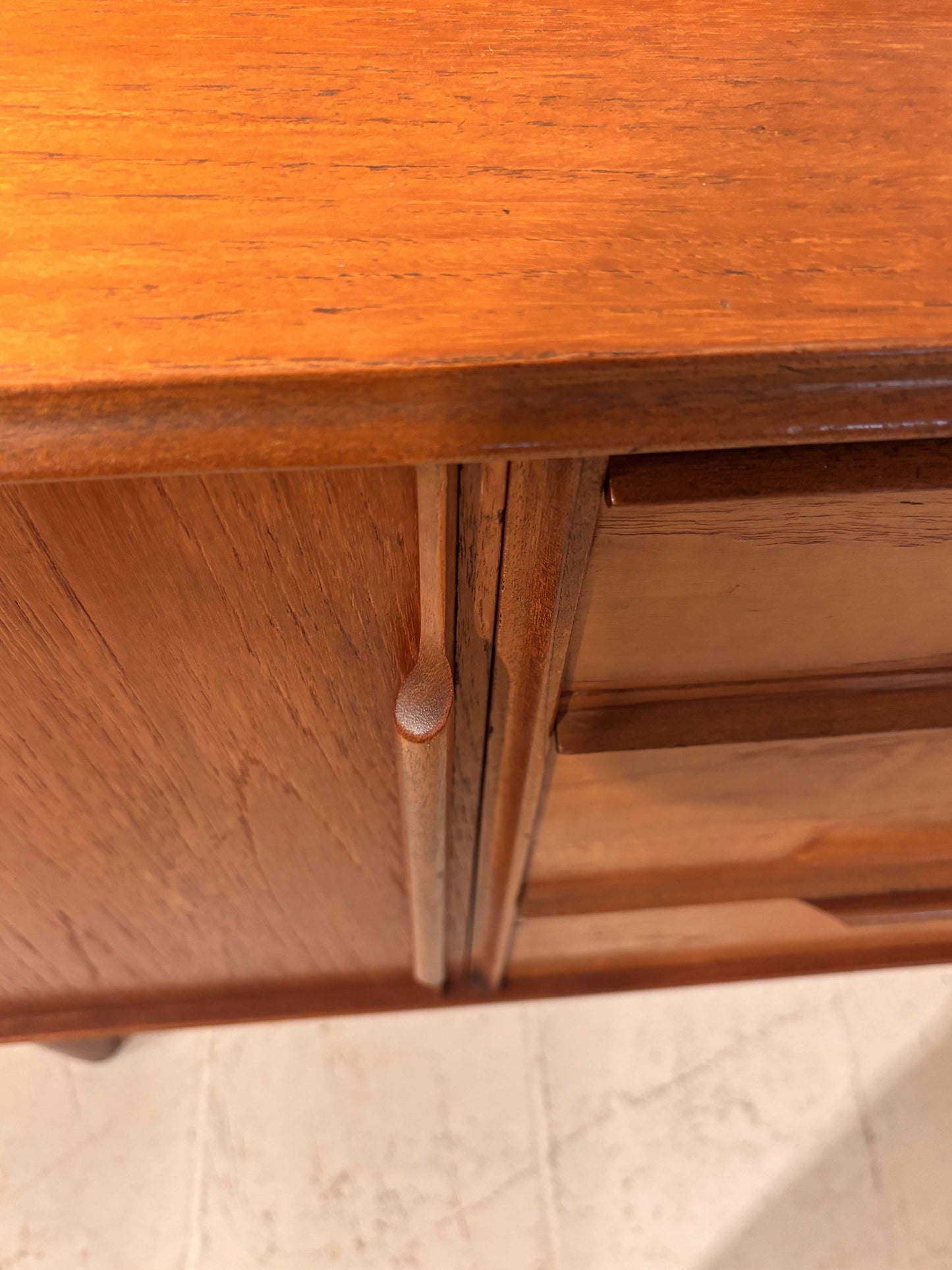 Aparador de teca inglés, año 1962