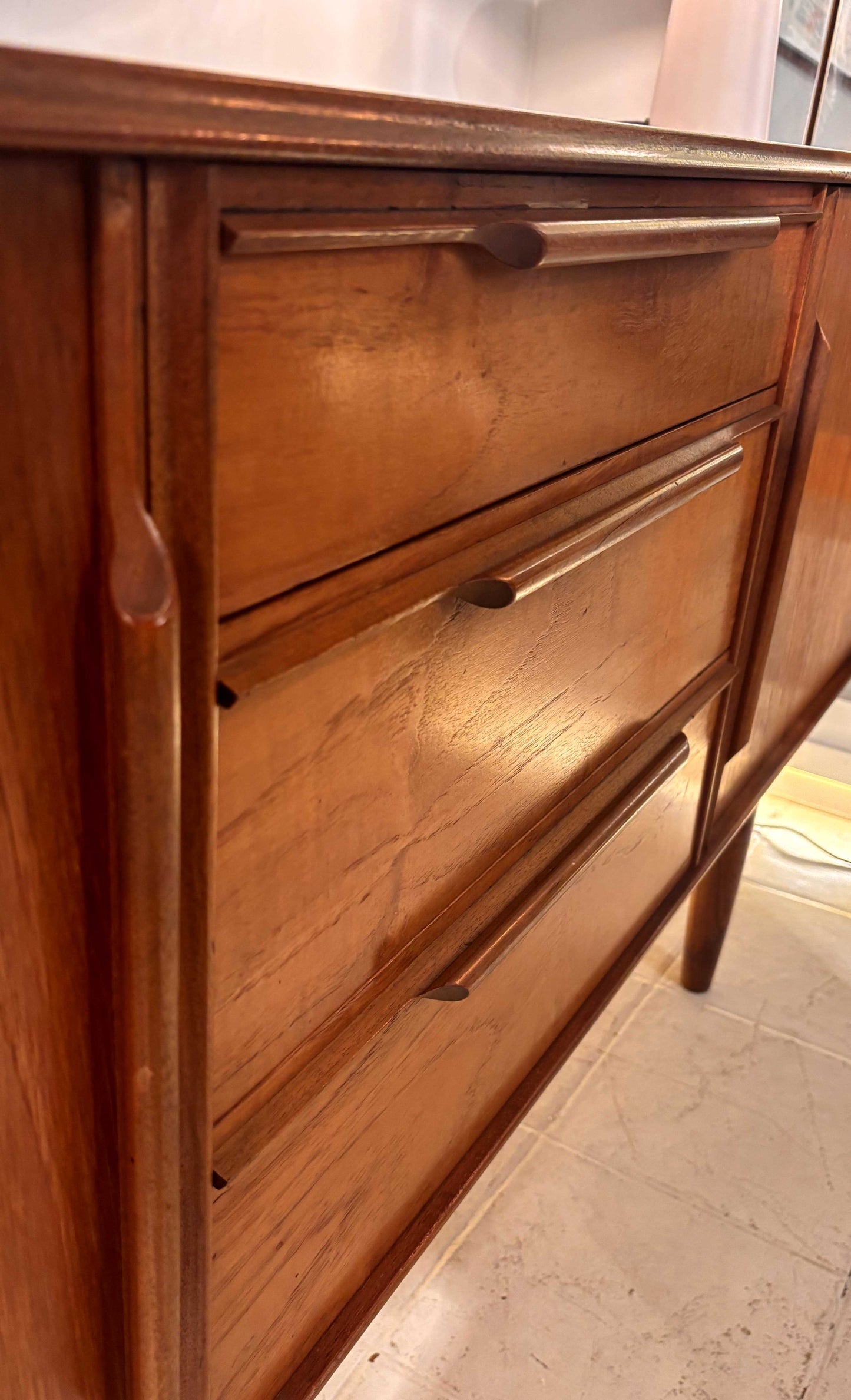 Aparador de teca inglés, año 1962