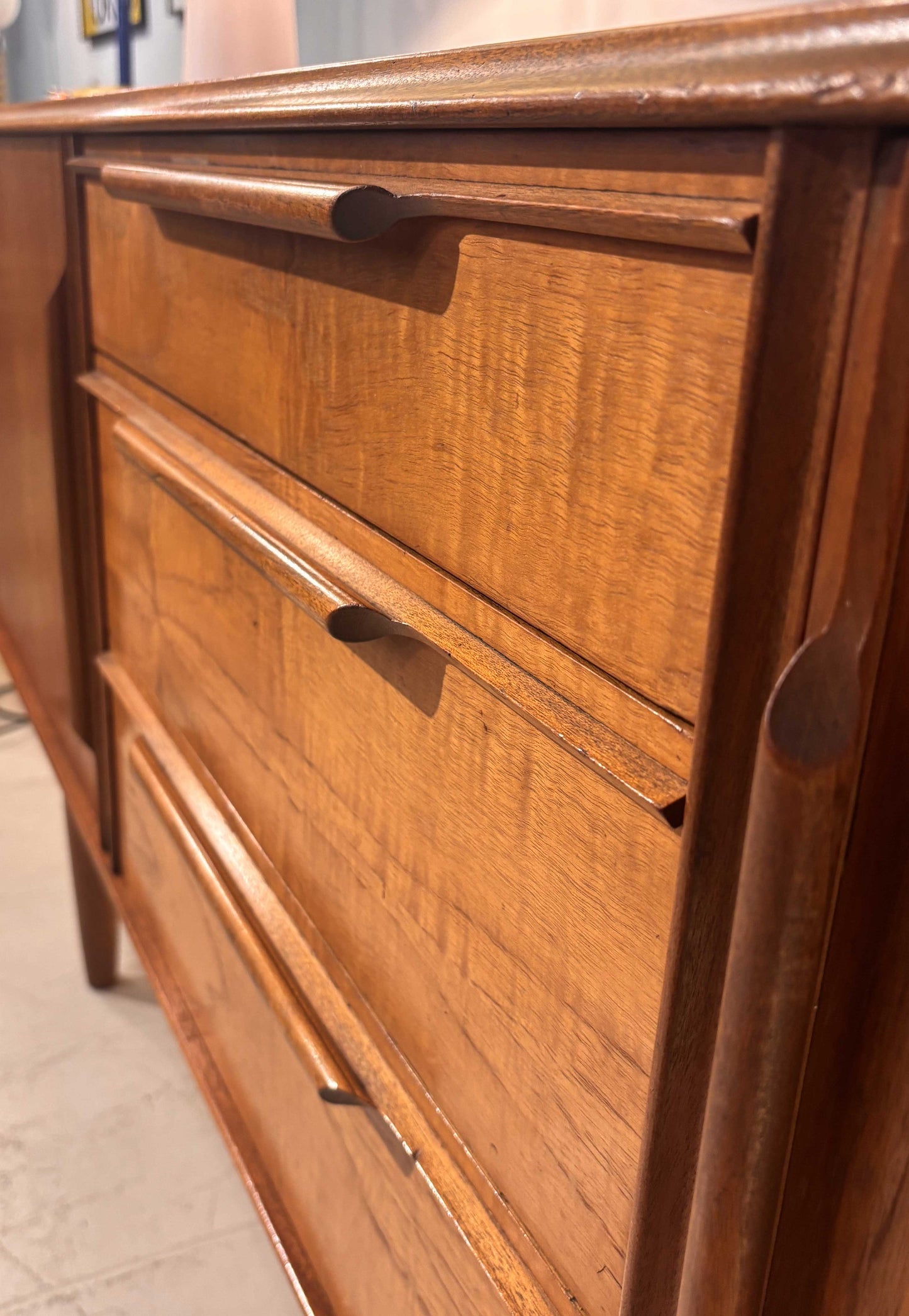 Aparador de teca inglés, año 1962