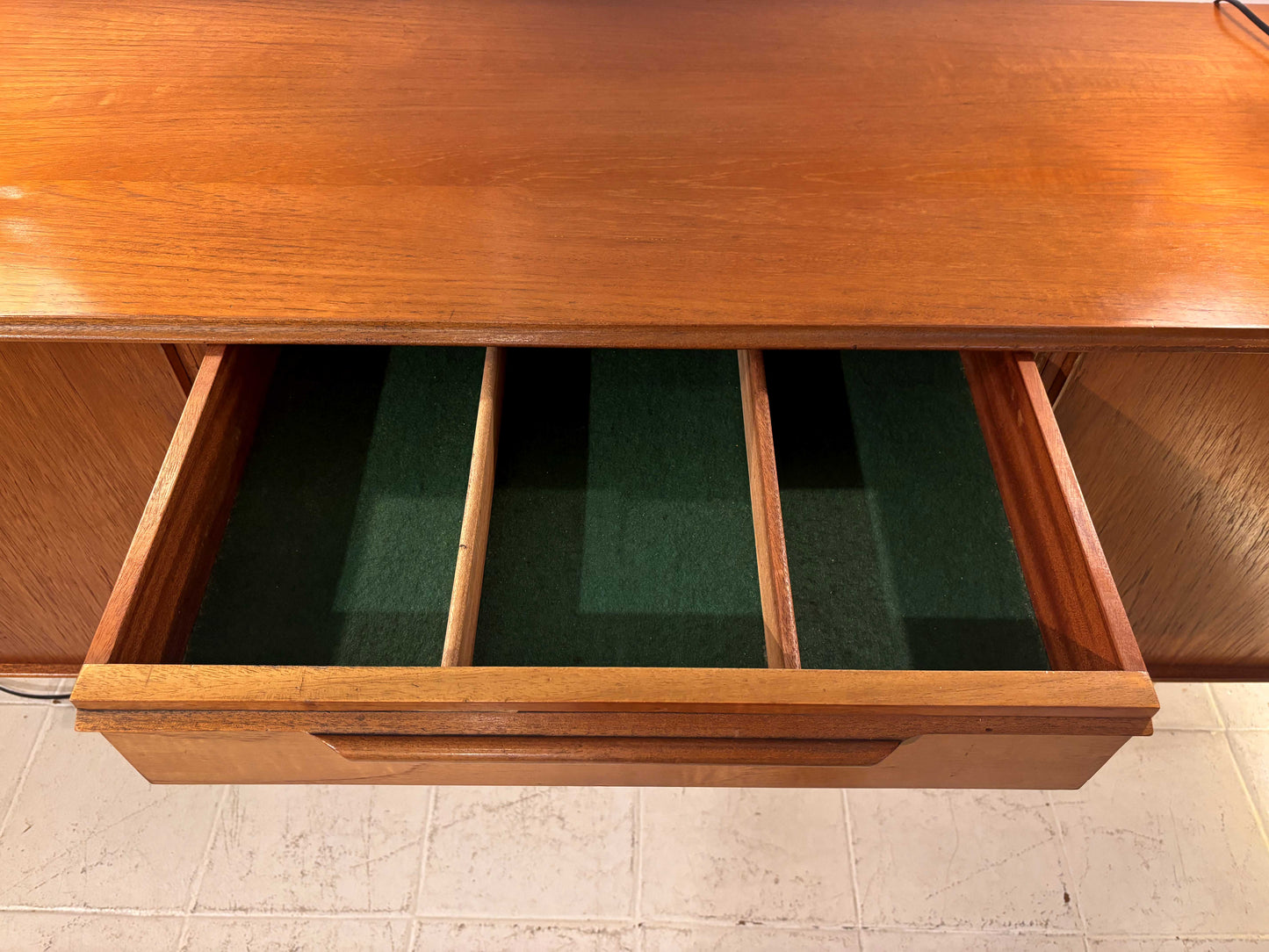 Aparador de teca inglés, año 1962